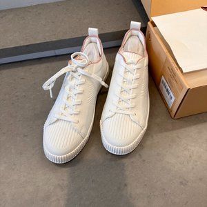 Vivaia Round-Toe Lace-up Sneakers